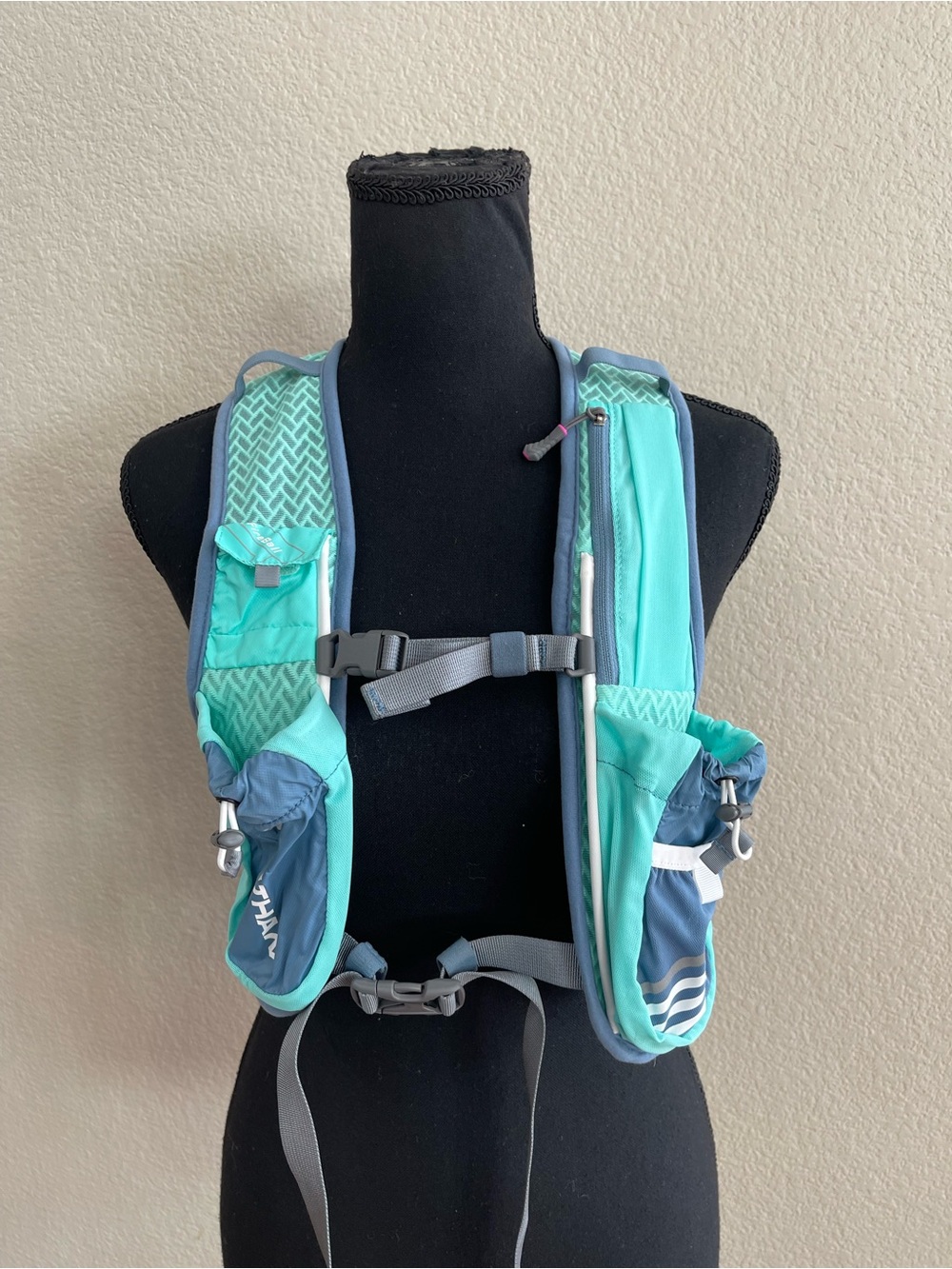 Nathan Fireball hydration running vest with 50oz camelbak bladder